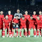 لحظه بالا بردن جام قهرمانی توسط خلیل زاده و بازیکنان تراکتور(ویدیو)