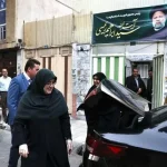 دیدار سخنگوی دولت با مادر شهید رئیسی