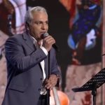 روزنامه اصولگرا: امر بر خود مهران مدیری هم مشتبه شده که «خواننده» است / تصور می‌کند می‌تواند به‌سادگی پا در کفش بزرگان بگذارد و ترانه‌هایی نظیر «سوغاتی» را بازخوانی کند / حتی ناصر چشم‌آذر که خودش تنظیم‌کننده «سوغاتی» بود نیز نتوانسته بود مجوز نسخه باکلام این قطعه را بگیرد