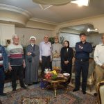 اهدای تندیس قهرمانان گمنام به خانواده سردار شهید حاجی‌زاده و جانباز سیدحسین موسوی