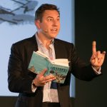 نویسنده پرفروش بایکوت شد