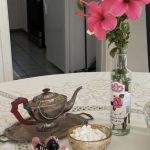 گلاب، فرش ایرانی و تخته نرد در خانه این مُدل جهانی چه معنایی می‌دهد؟